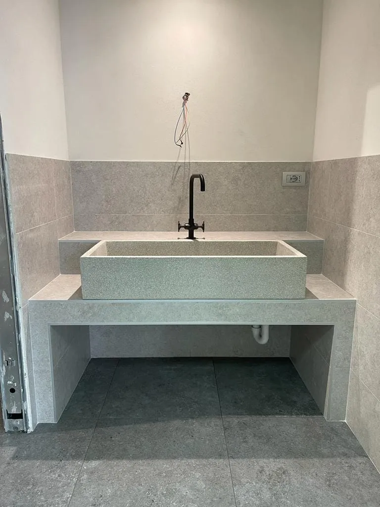 Bagno con opere in muratura, ristrutturazione Impresa Ippolito