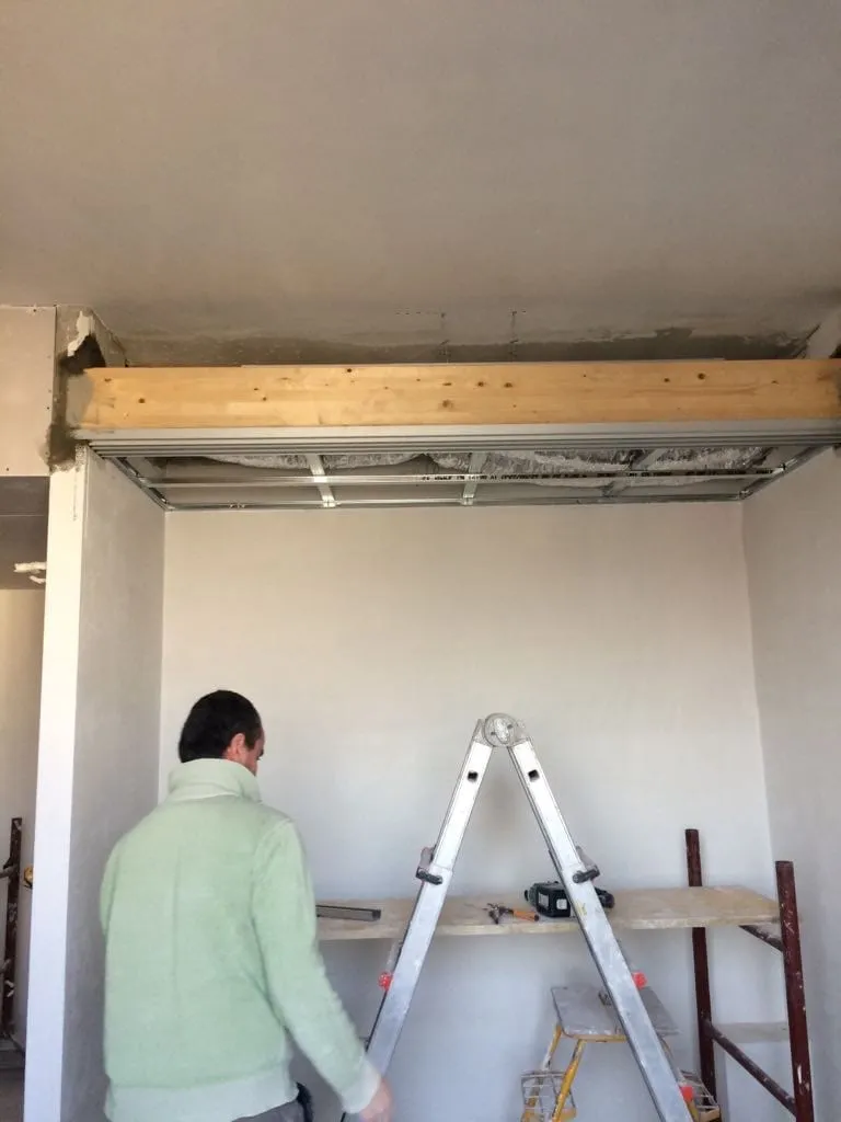 Appartamento viale Jenner, Milano, Milano: Struttura di sostegno del binario per la porta della cabina armadio