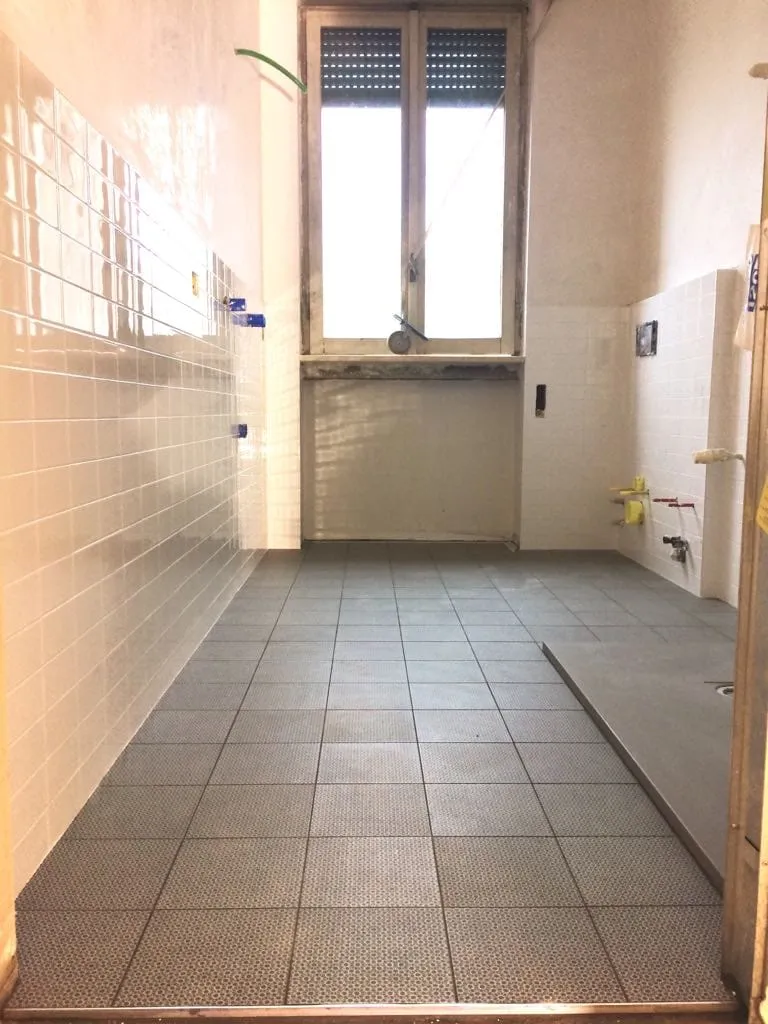 Appartamento viale Jenner, Milano, Milano: Formazione rivestimento bagno Cesi e pavimento Mutina