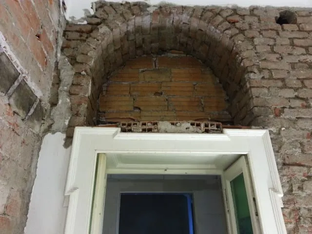 Ristrutturazione appartamento, Milano, Milano: Porta stile Milano: arco affiorato dalle demolizioni