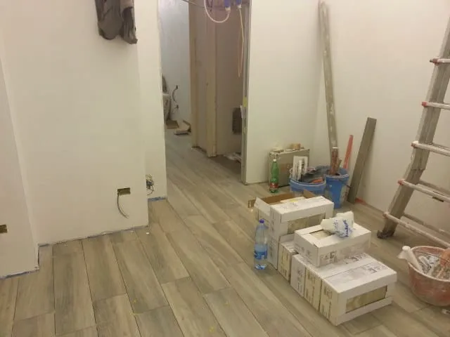 Ristrutturazione appartamento, Milano, Milano: Pavimento in gres porcellanato effetto legno
