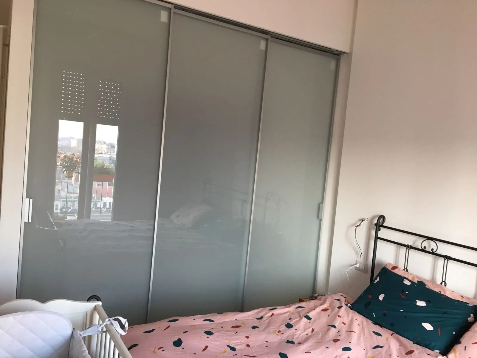 Cantiere e processo, Provincia di Milano: Porta in vetro a tre ante scorrevoli per la cabina armadio