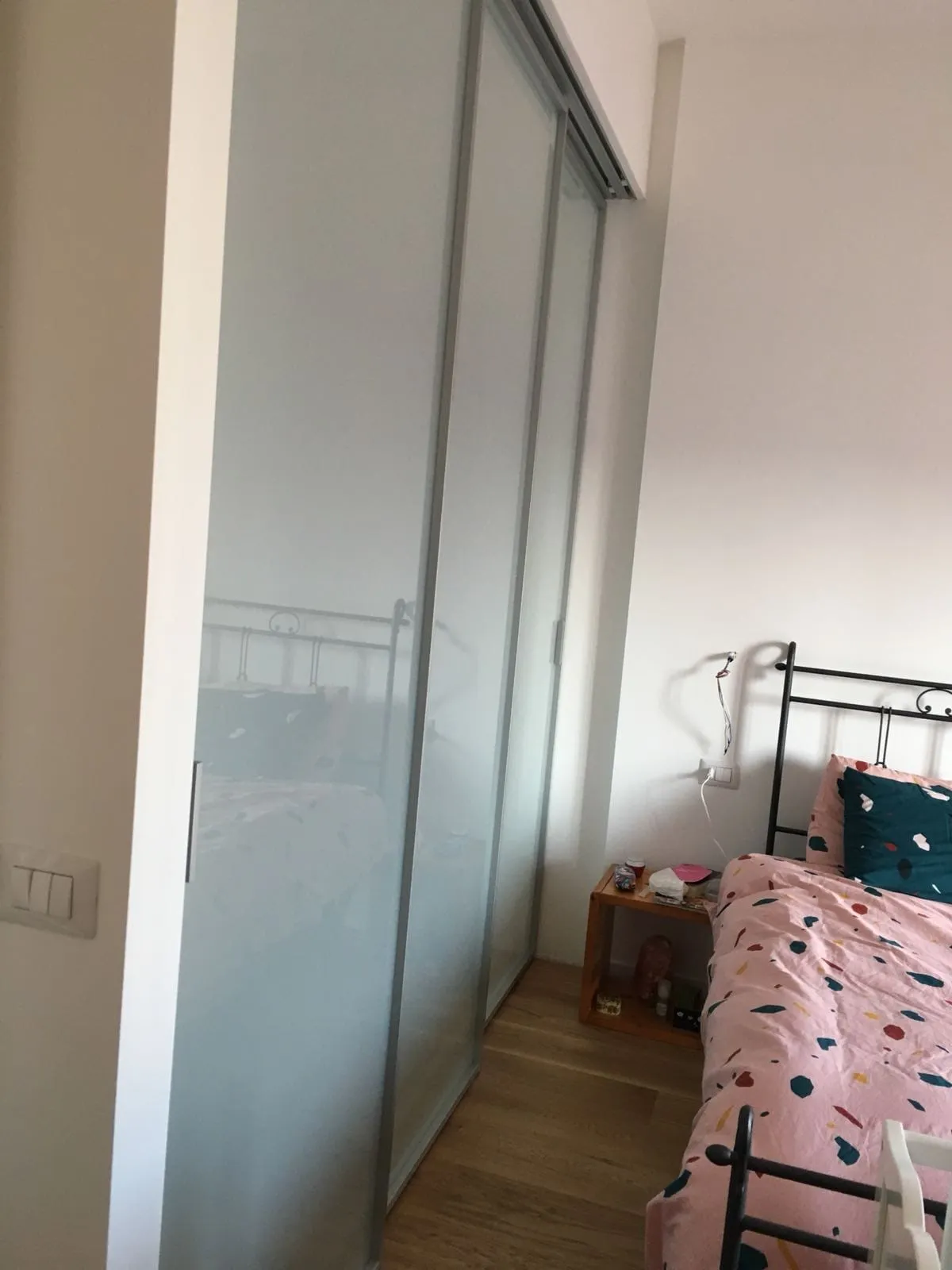 Appartamento viale Jenner, Milano, Milano: Porta cabina armadio a tre ante scorrevoli Ferrero Legno