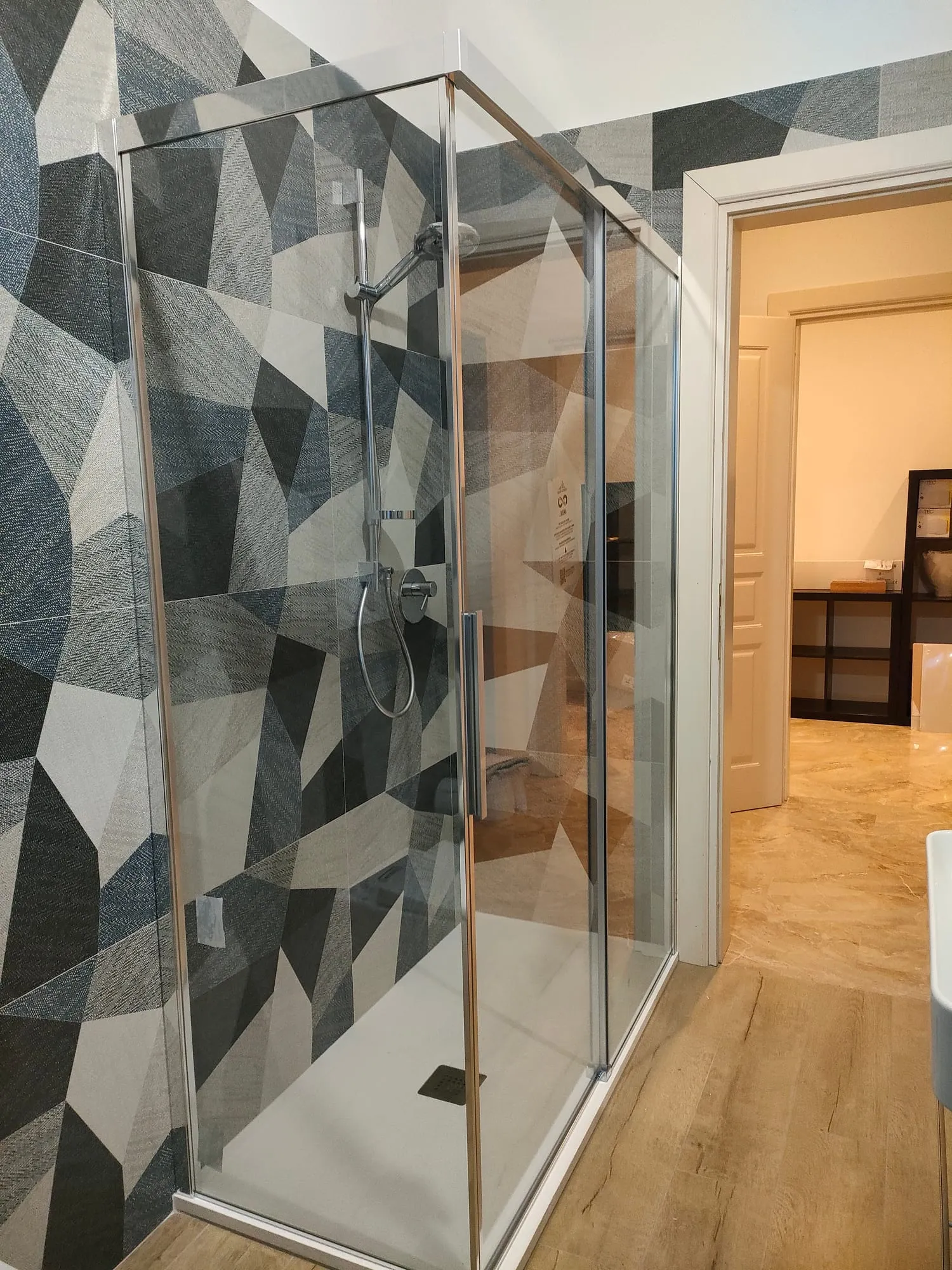 Bagno con disegno triangolare, foto 2