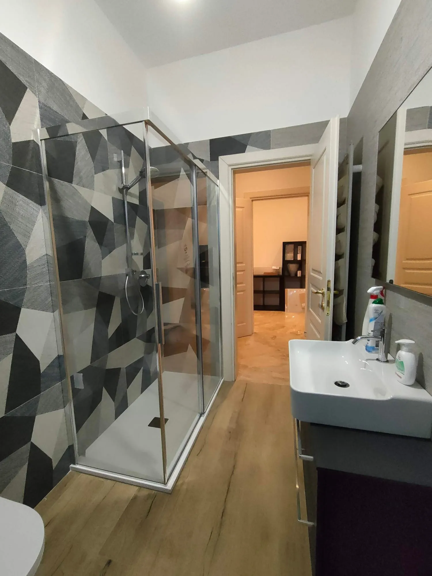 Bagno con disegno triangolare, ristrutturazione Impresa Ippolito