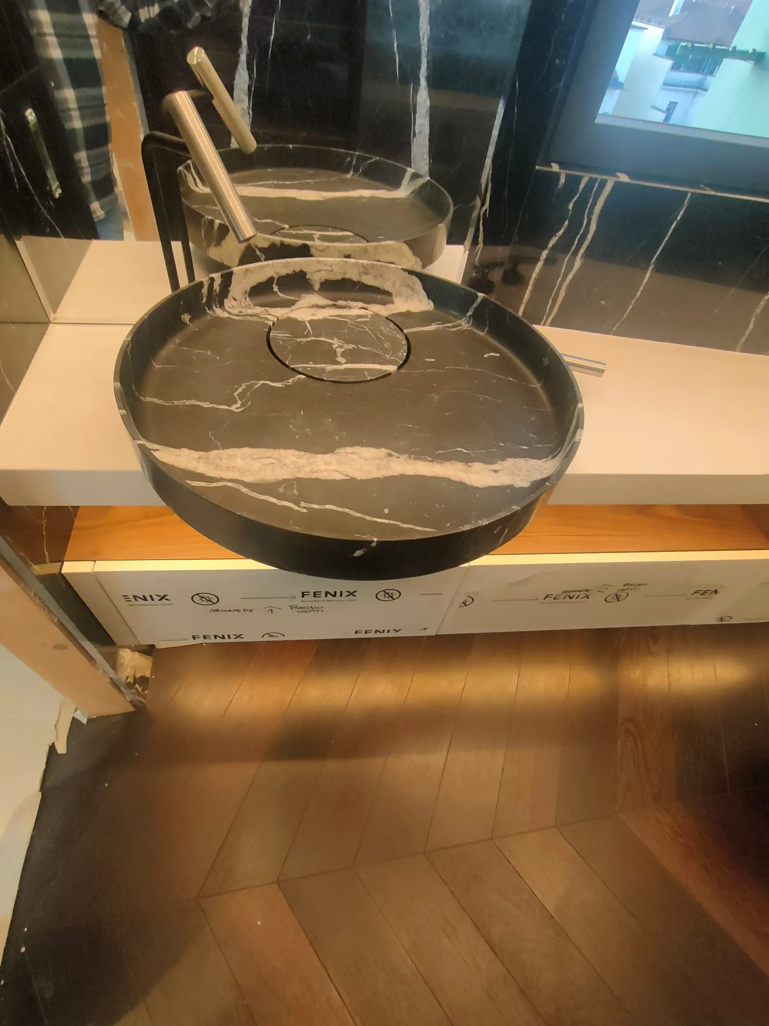 Appartamento completo, Milano, Milano: Bagno in marmo nero in finitura