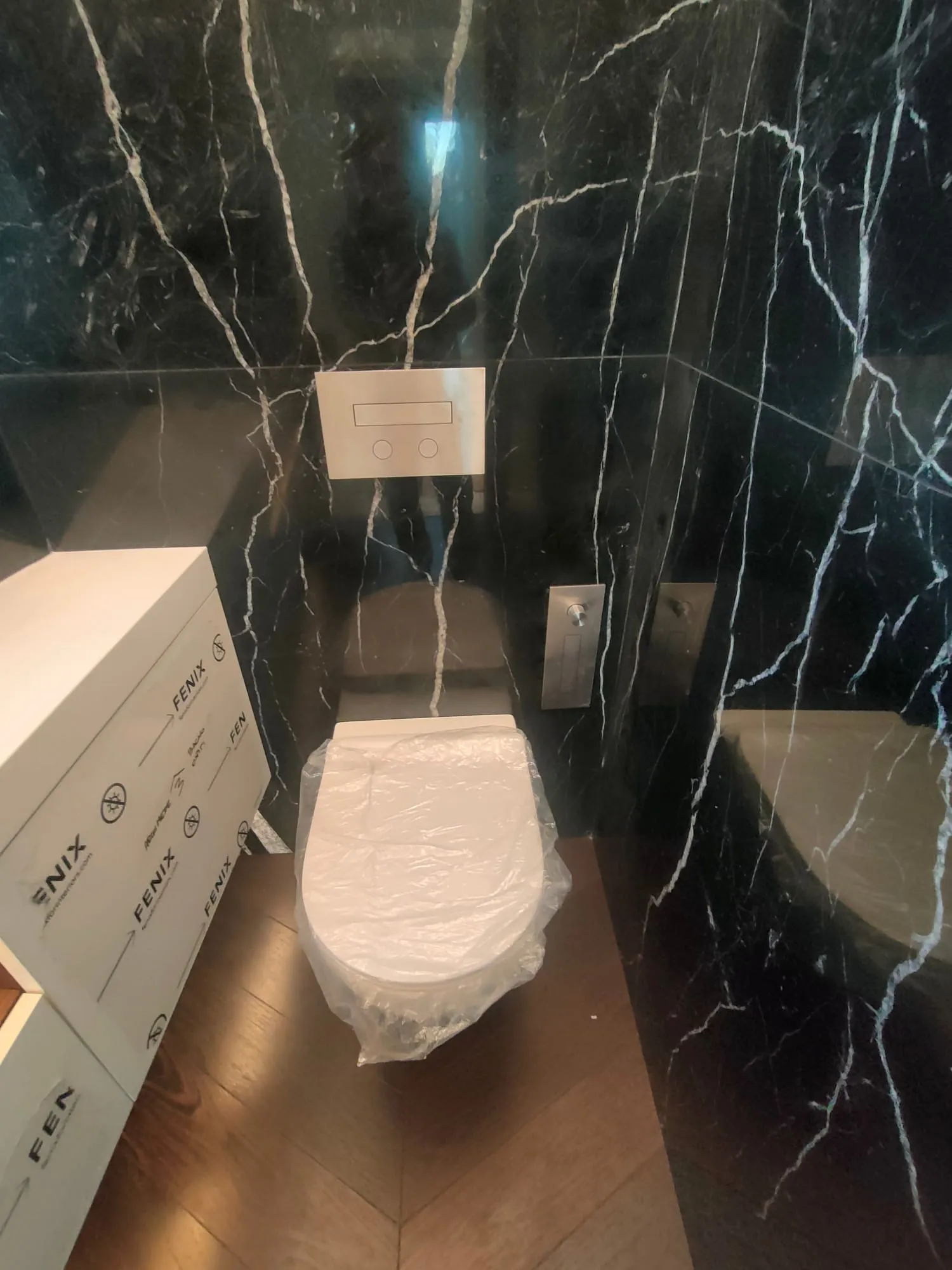 Appartamento completo, Milano, Milano: Bagno in marmo nero in finitura