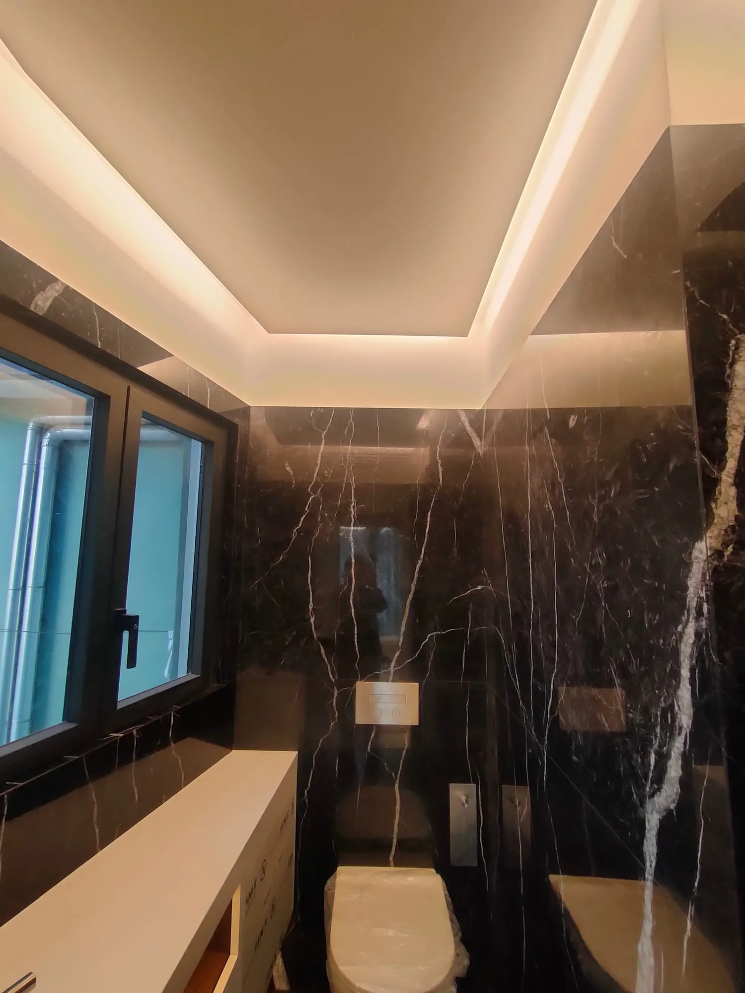Appartamento completo, Milano, Milano: Bagno in marmo nero in finitura