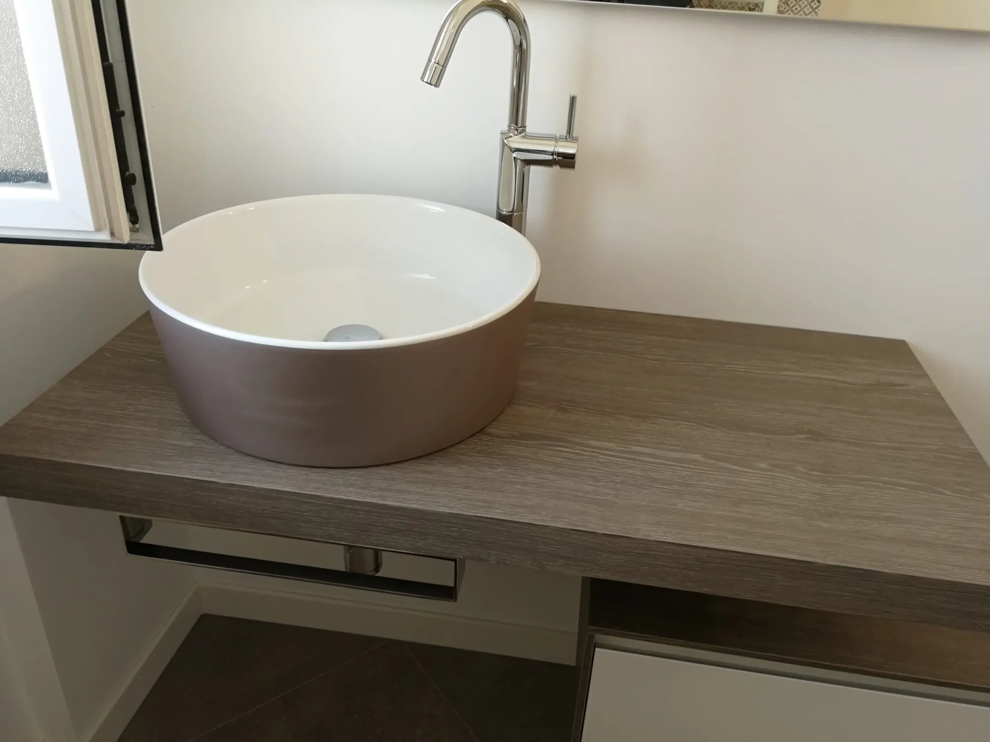 Ristrutturazione, Bresso: Top in finitura rovere con portasalviette e lavabo alto cafè, lavoro dell'Impresa Ippolito