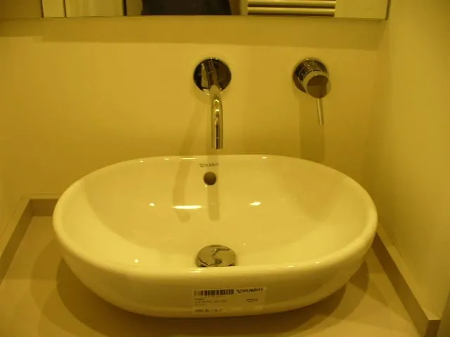 Ristrutturazione appartamento, Milano, Milano: Rubinetteria lavabo a parete