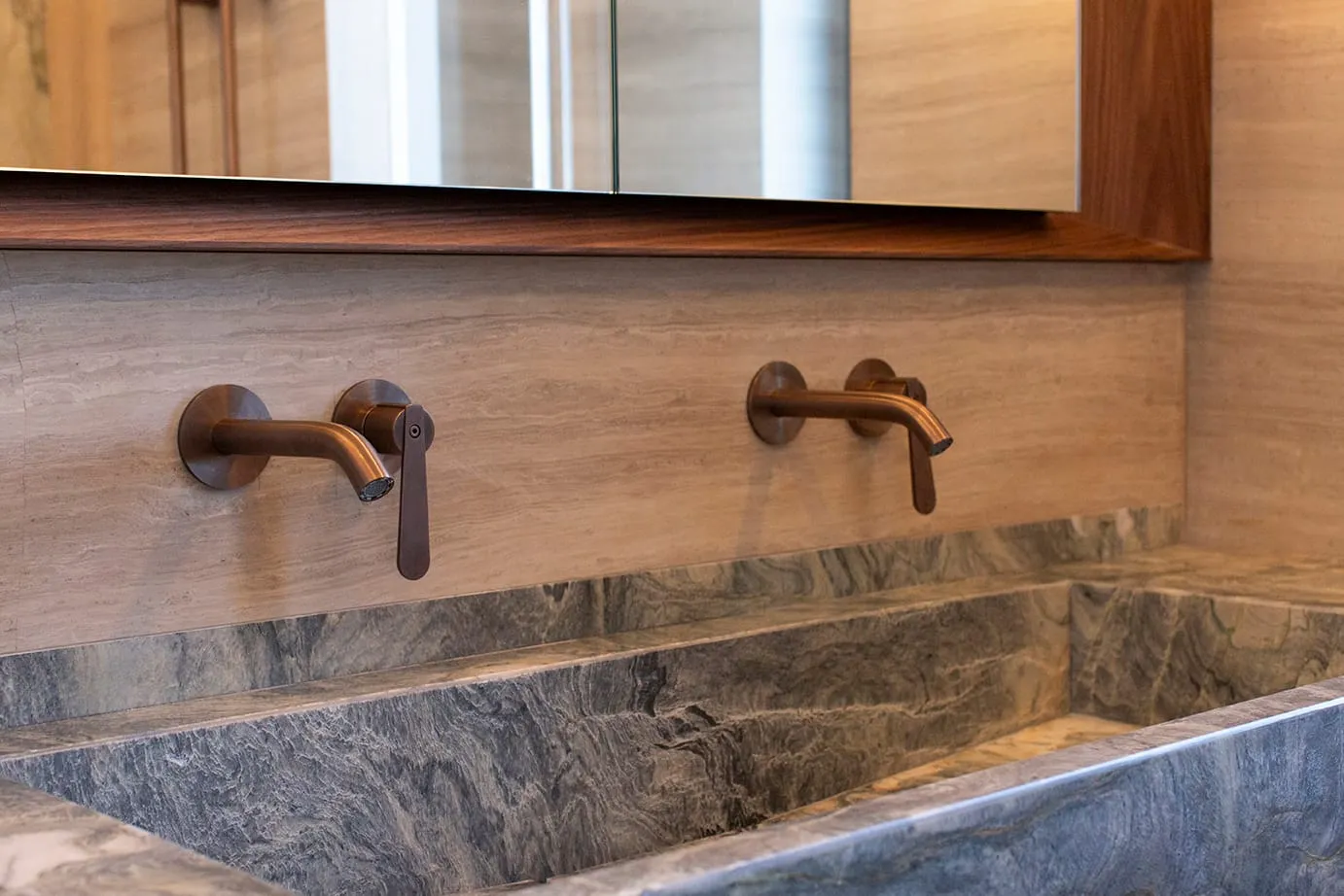 Appartamento completo, Milano, Milano: Lavabo in marmo bagno padronale