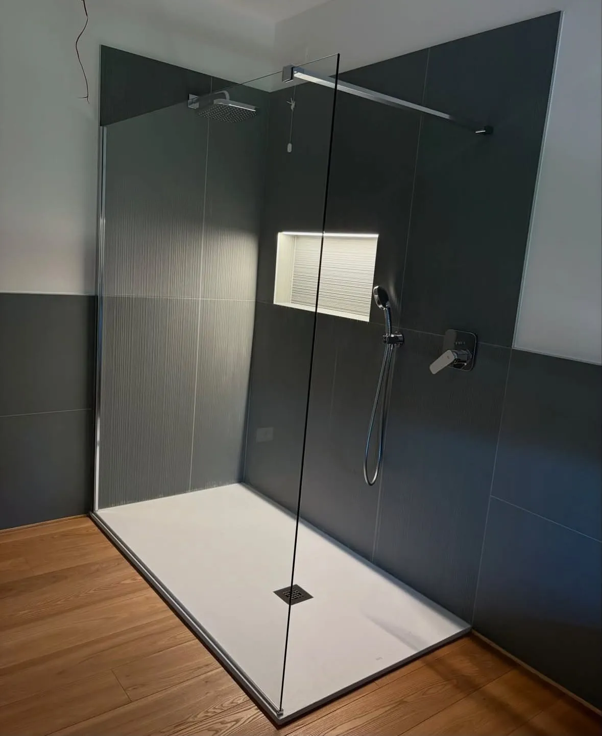 Bagno, Desio, Desio (MB): Doccia walk-in con parete in vetro e nicchia illuminata