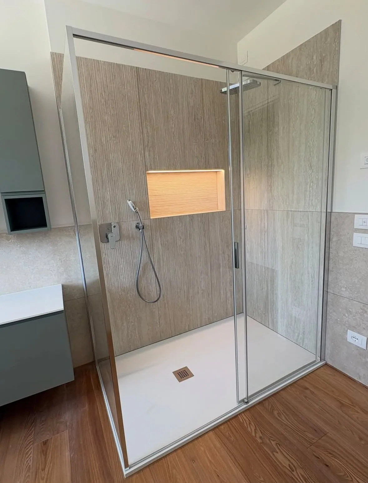 Bagno, Varedo, Varedo (MB): Doccia con vetrata e nicchia illuminata