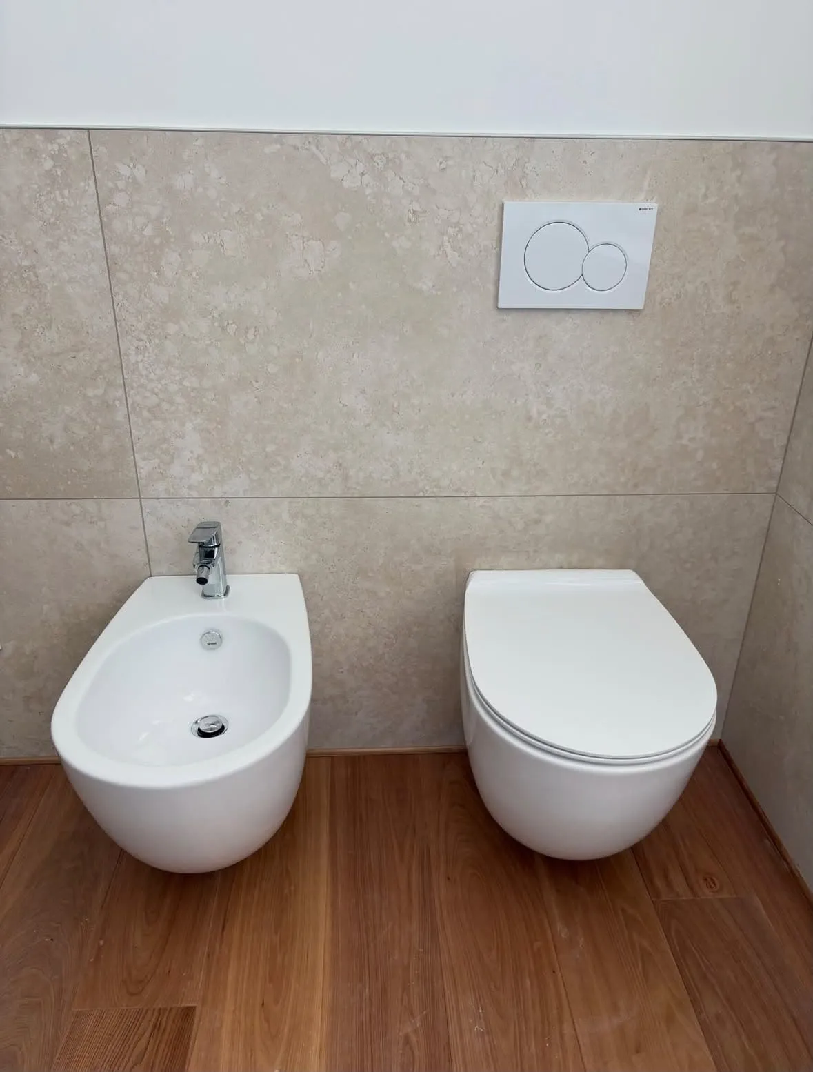 Bagno, Varedo, Varedo (MB): Sanitari sospesi
