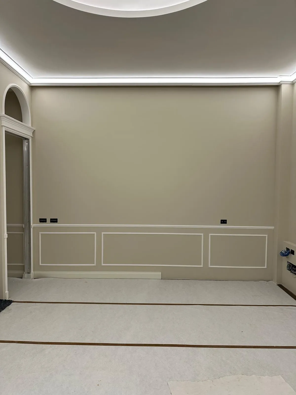 Gole luminose perimetrali: Boiserie e gola luminosa a soffitto
