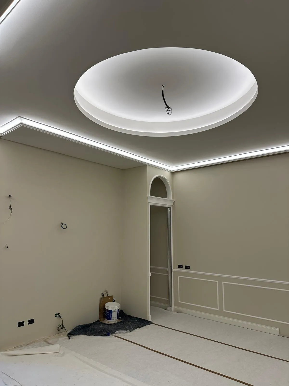Cartongesso di design: Controsoffitto circolare con gola luminosa, lavoro dell'Impresa Ippolito