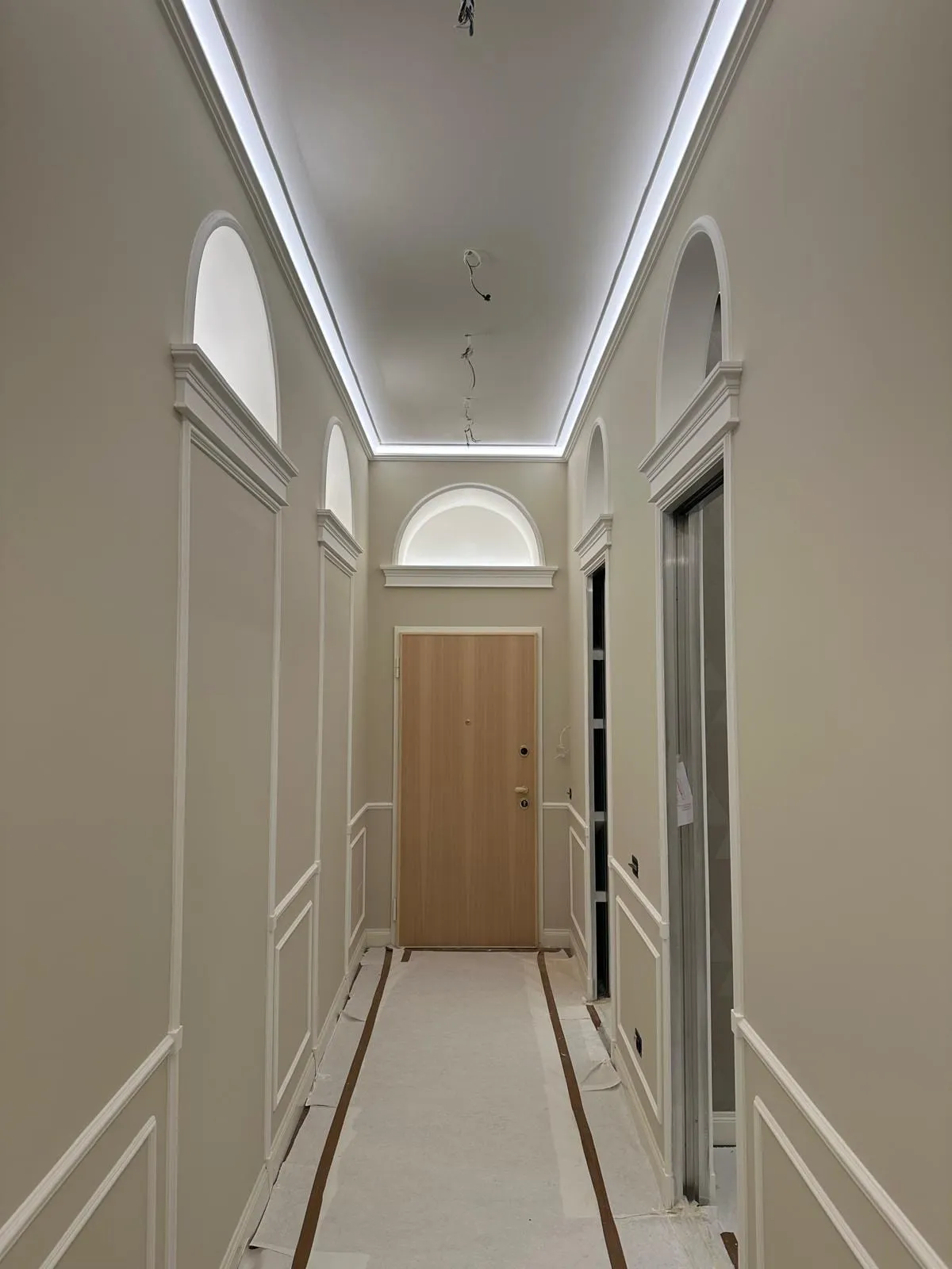 Cartongesso di design: Corridoio con archi e velette LED, lavoro dell'Impresa Ippolito