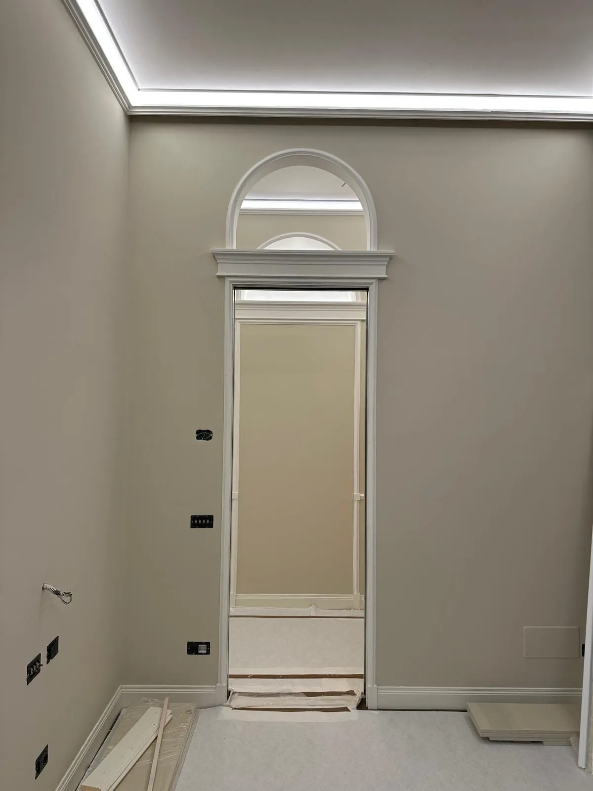 Archi, cornici e boiserie: Passaggio ad arco con cornici in cartongesso