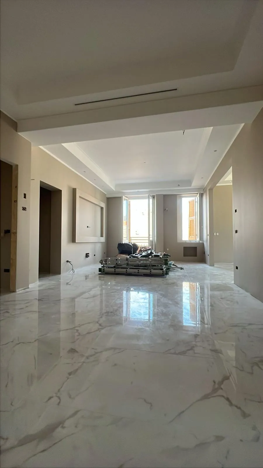 Cartongesso di design: Zona giorno con controsoffitto sagomato