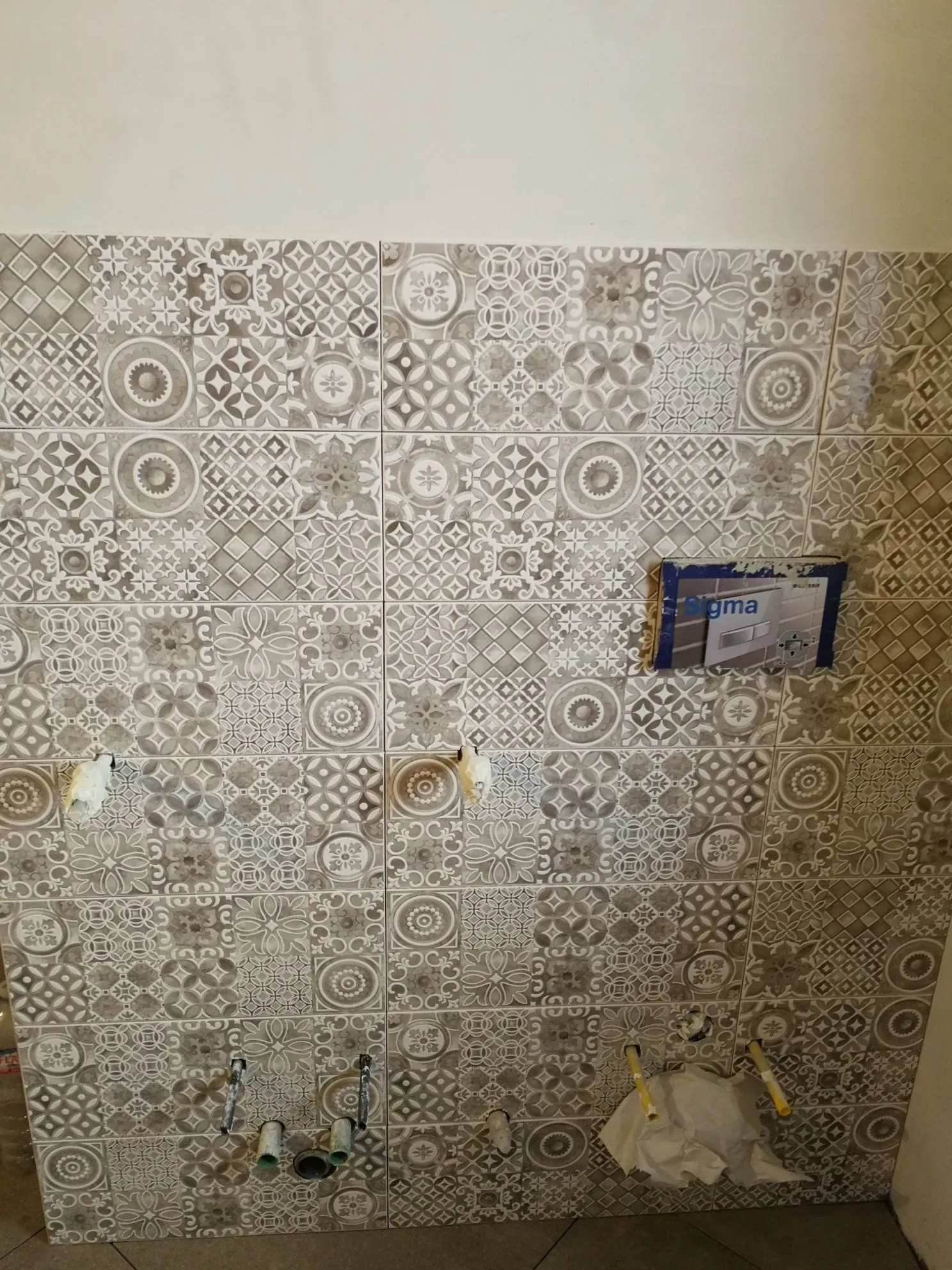 Ristrutturazione, Bresso, Bresso (MI): Decoro Glossy tortora sulla parete dei sanitari